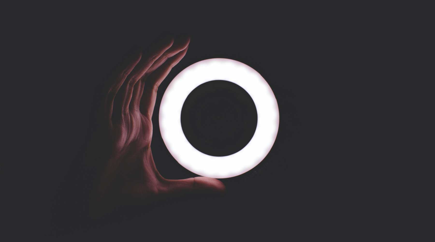 Ringlicht im Dunkeln - Sichtbarkeit für deine Themen